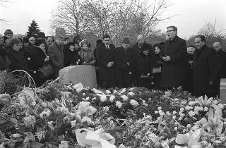 New York, Funerali di Luigi Antonini, Presidente del Consiglio italo-americano del lavoro. Corona del Presidente della Repubblica Giuseppe Saragat.