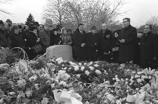 New York, Funerali di Luigi Antonini, Presidente del Consiglio italo-americano del lavoro. Corona del Presidente della Repubblica Giuseppe Saragat.