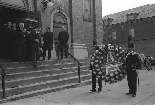 New York, Funerali di Luigi Antonini, Presidente del Consiglio italo-americano del lavoro. Corona del Presidente della Repubblica Giuseppe Saragat.