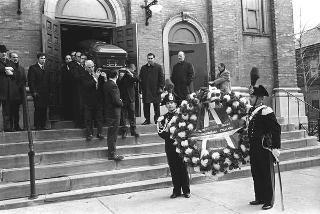 New York, Funerali di Luigi Antonini, Presidente del Consiglio italo-americano del lavoro. Corona del Presidente della Repubblica Giuseppe Saragat.