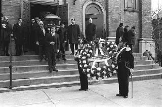 New York, Funerali di Luigi Antonini, Presidente del Consiglio italo-americano del lavoro. Corona del Presidente della Repubblica Giuseppe Saragat.