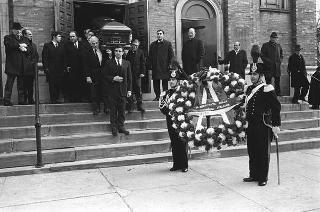 New York, Funerali di Luigi Antonini, Presidente del Consiglio italo-americano del lavoro. Corona del Presidente della Repubblica Giuseppe Saragat.
