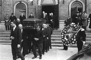 New York, Funerali di Luigi Antonini, Presidente del Consiglio italo-americano del lavoro. Corona del Presidente della Repubblica Giuseppe Saragat.