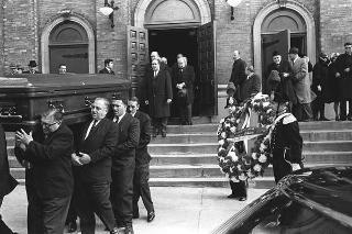 New York, Funerali di Luigi Antonini, Presidente del Consiglio italo-americano del lavoro. Corona del Presidente della Repubblica Giuseppe Saragat.
