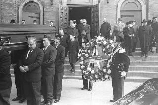 New York, Funerali di Luigi Antonini, Presidente del Consiglio italo-americano del lavoro. Corona del Presidente della Repubblica Giuseppe Saragat.