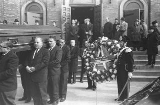 New York, Funerali di Luigi Antonini, Presidente del Consiglio italo-americano del lavoro. Corona del Presidente della Repubblica Giuseppe Saragat.