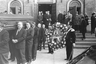 New York, Funerali di Luigi Antonini, Presidente del Consiglio italo-americano del lavoro. Corona del Presidente della Repubblica Giuseppe Saragat.