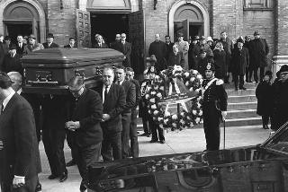 New York, Funerali di Luigi Antonini, Presidente del Consiglio italo-americano del lavoro. Corona del Presidente della Repubblica Giuseppe Saragat.