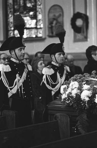 New York, Funerali di Luigi Antonini, Presidente del Consiglio italo-americano del lavoro. Corona del Presidente della Repubblica Giuseppe Saragat.