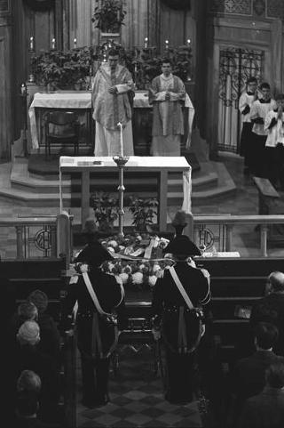 New York, Funerali di Luigi Antonini, Presidente del Consiglio italo-americano del lavoro. Corona del Presidente della Repubblica Giuseppe Saragat.