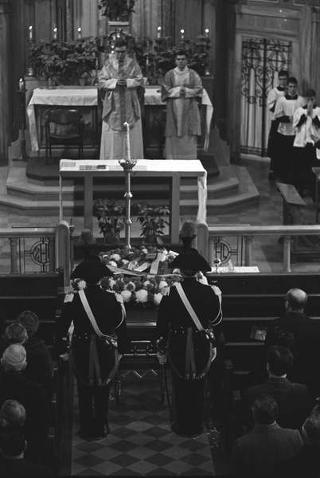 New York, Funerali di Luigi Antonini, Presidente del Consiglio italo-americano del lavoro. Corona del Presidente della Repubblica Giuseppe Saragat.