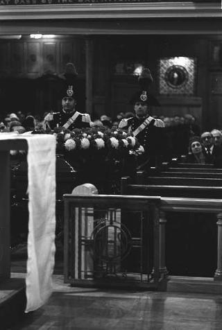 New York, Funerali di Luigi Antonini, Presidente del Consiglio italo-americano del lavoro. Corona del Presidente della Repubblica Giuseppe Saragat.