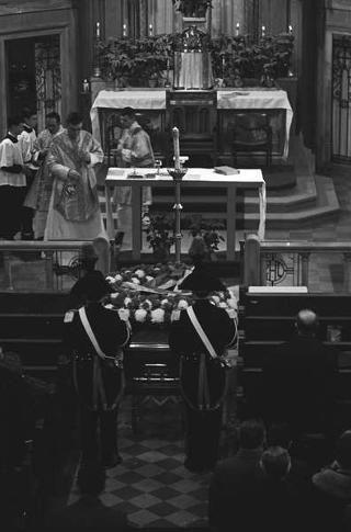 New York, Funerali di Luigi Antonini, Presidente del Consiglio italo-americano del lavoro. Corona del Presidente della Repubblica Giuseppe Saragat.