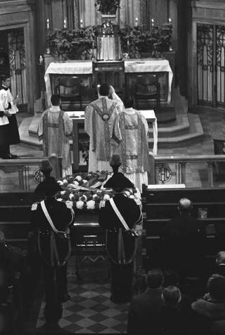 New York, Funerali di Luigi Antonini, Presidente del Consiglio italo-americano del lavoro. Corona del Presidente della Repubblica Giuseppe Saragat.