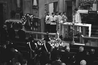 New York, Funerali di Luigi Antonini, Presidente del Consiglio italo-americano del lavoro. Corona del Presidente della Repubblica Giuseppe Saragat.
