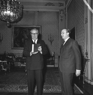 Il Presidente della Repubblica Giuseppe Saragat con Enrico Martini Mauri, medaglia d'oro al Valor Militare della resistenza