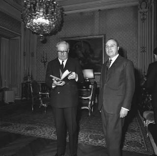 Il Presidente della Repubblica Giuseppe Saragat con Enrico Martini Mauri, medaglia d'oro al Valor Militare della resistenza