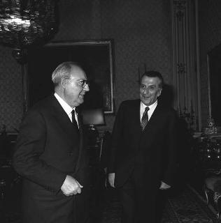 Il Presidente della Repubblica Giuseppe Saragat con Alberto Giovannini, direttore de &quot;Il Roma&quot;