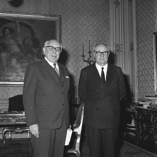 Il Presidente della Repubblica Giuseppe Saragat con Alberto Maria Ghisalberti, Presidente dell'Istituto per la storia del risorgimento italiano in visita di omaggio