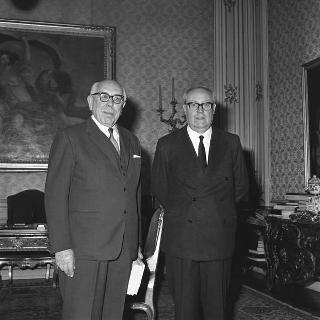 Il Presidente della Repubblica Giuseppe Saragat con Alberto Maria Ghisalberti, Presidente dell'Istituto per la storia del risorgimento italiano in visita di omaggio
