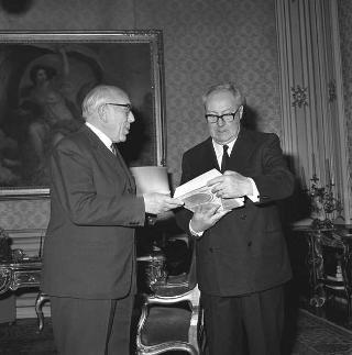 Il Presidente della Repubblica Giuseppe Saragat con Alberto Maria Ghisalberti, Presidente dell'Istituto per la storia del risorgimento italiano in visita di omaggio