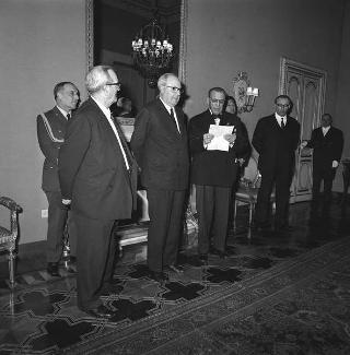 Il Gen. Alfredo Baroni, Presidente dell'Istituto di vigilanza "Città di Roma", con una rappresentanza dell'istituto in visita di omaggio al Presidente della Repubblica Giuseppe Saragat