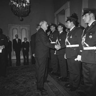 Il Gen. Alfredo Baroni, Presidente dell'Istituto di vigilanza "Città di Roma", con una rappresentanza dell'istituto in visita di omaggio al Presidente della Repubblica Giuseppe Saragat