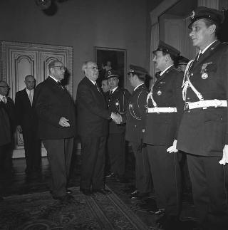 Il Gen. Alfredo Baroni, Presidente dell'Istituto di vigilanza "Città di Roma", con una rappresentanza dell'istituto in visita di omaggio al Presidente della Repubblica Giuseppe Saragat