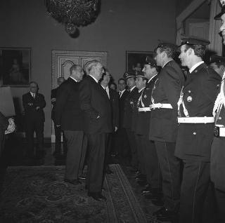 Il Gen. Alfredo Baroni, Presidente dell'Istituto di vigilanza "Città di Roma", con una rappresentanza dell'istituto in visita di omaggio al Presidente della Repubblica Giuseppe Saragat