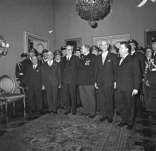 Il Gen. Alfredo Baroni, Presidente dell'Istituto di vigilanza "Città di Roma", con una rappresentanza dell'istituto in visita di omaggio al Presidente della Repubblica Giuseppe Saragat