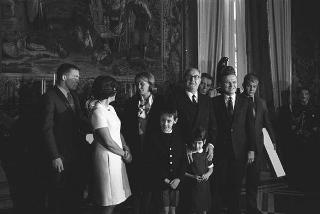 Il Presidente della Repubblica Giuseppe Saragat riceve in udienza l'astronauta Colonnello Frank Borman, accompagnato dai famigliari, dall'Ambasciatore USA a Roma e da Funzionari della NASA e del Dipartimento di Stato