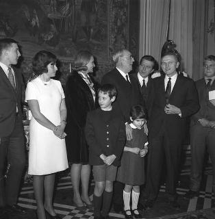 Il Presidente della Repubblica Giuseppe Saragat riceve in udienza l'astronauta Colonnello Frank Borman, accompagnato dai famigliari, dall'Ambasciatore USA a Roma e da Funzionari della NASA e del Dipartimento di Stato