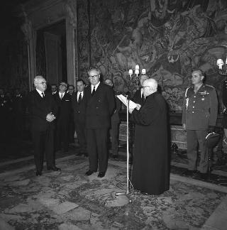 Sen. avv. Silvio Gava, Ministro di grazia e giustizia, con il canonico comm. Alfredo Carnevali, direttore del Centro addestramento professionale di Castellammare di Stabia, con personale e allievi del centro