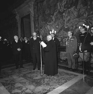 Sen. avv. Silvio Gava, Ministro di grazia e giustizia, con il canonico comm. Alfredo Carnevali, direttore del Centro addestramento professionale di Castellammare di Stabia, con personale e allievi del centro