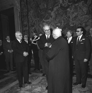 Sen. avv. Silvio Gava, Ministro di grazia e giustizia, con il canonico comm. Alfredo Carnevali, direttore del Centro addestramento professionale di Castellammare di Stabia, con personale e allievi del centro