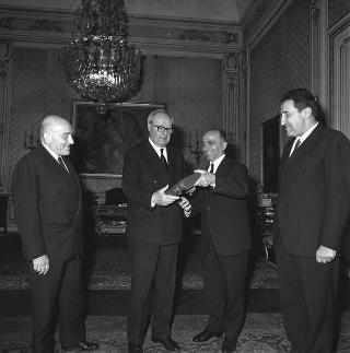 Vincenzo Ramella, Presidente della "Tipografia torinese editrice", con gli amministratori delegati Alfonso Dellavedova e Luigi Firpo, per fare omaggio  al Presidente della Repubblica Giuseppe Saragat
di un esemplare della monografia d'arte Stupinigi