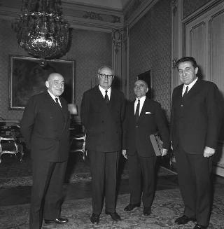 Vincenzo Ramella, Presidente della "Tipografia torinese editrice", con gli amministratori delegati Alfonso Dellavedova e Luigi Firpo, per fare omaggio  al Presidente della Repubblica Giuseppe Saragat
di un esemplare della monografia d'arte Stupinigi
