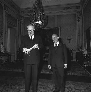 Carlo Barbieri con l'editore Carlo Alberto Cappelli,in visita dal Presidente della Repubblica Giuseppe Saragat per fare omaggio di un suo libro sulla "Storia del giornalismo negli Stati Uniti d'America"