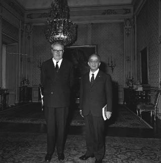 Carlo Barbieri con l'editore Carlo Alberto Cappelli,in visita dal Presidente della Repubblica Giuseppe Saragat per fare omaggio di un suo libro sulla "Storia del giornalismo negli Stati Uniti d'America"