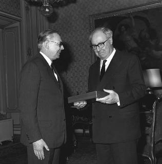 Il Presidente della Repubblica Giuseppe Saragat con Hans Von Herwarth, ambasciatore della Repubblica Federale di Germania per la sua visita di congedo