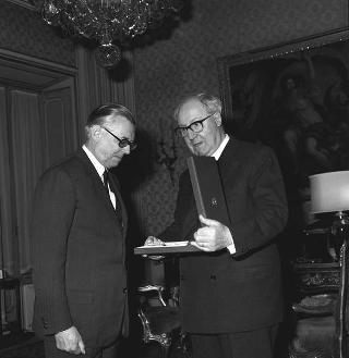 Il Presidente della Repubblica Giuseppe Saragat con Hans Von Herwarth, ambasciatore della Repubblica Federale di Germania per la sua visita di congedo