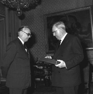 Il Presidente della Repubblica Giuseppe Saragat con Hans Von Herwarth, ambasciatore della Repubblica Federale di Germania per la sua visita di congedo