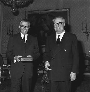 Il Presidente della Repubblica Giuseppe Saragat con Hans Von Herwarth, ambasciatore della Repubblica Federale di Germania per la sua visita di congedo