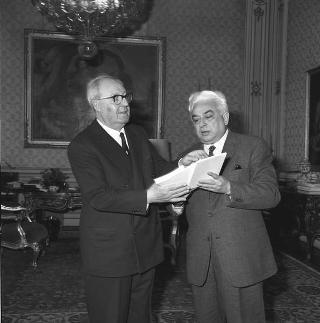 Il Presidente della Repubblica Giuseppe Saragat con Giuseppe Longo, direttore della rivista "L'osservatore politico letterario"