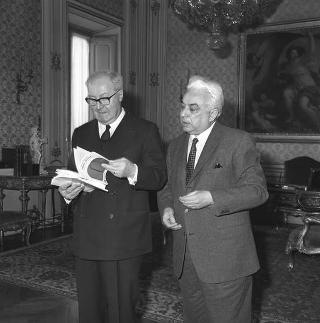Il Presidente della Repubblica Giuseppe Saragat con Giuseppe Longo, direttore della rivista "L'osservatore politico letterario"