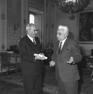Il Presidente della Repubblica Giuseppe Saragat con Giuseppe Longo, direttore della rivista "L'osservatore politico letterario"