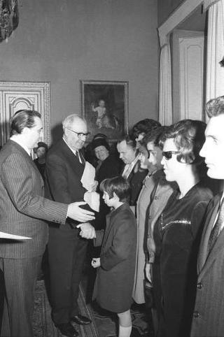 Giuseppe Fucà, Presidente dell'Unione italiana ciechi, con i dirigenti nazionali e gli alunni vincitori di borse di studio istituite dall'Unione in udienza dal Presidente della Repubblica Giuseppe Saragat