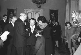 Giuseppe Fucà, Presidente dell'Unione italiana ciechi, con i dirigenti nazionali e gli alunni vincitori di borse di studio istituite dall'Unione in udienza dal Presidente della Repubblica Giuseppe Saragat