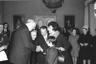 Giuseppe Fucà, Presidente dell'Unione italiana ciechi, con i dirigenti nazionali e gli alunni vincitori di borse di studio istituite dall'Unione in udienza dal Presidente della Repubblica Giuseppe Saragat