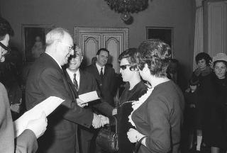 Giuseppe Fucà, Presidente dell'Unione italiana ciechi, con i dirigenti nazionali e gli alunni vincitori di borse di studio istituite dall'Unione in udienza dal Presidente della Repubblica Giuseppe Saragat